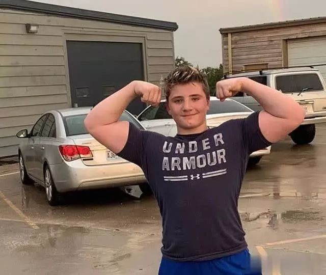 12岁美国少年硬拉183公斤!网友:我还不如一个孩子__凤凰网