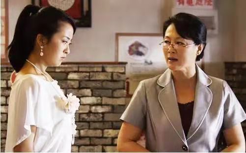 小姐妹都认为,翠翠嫁了个有钱的人家,是她的命好.