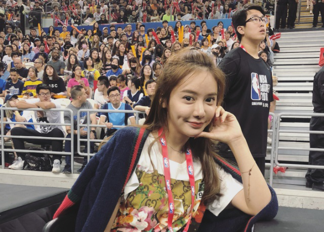 NBA女主播美娜的姐姐美君,颜值比姐姐高,身材更好__凤凰网