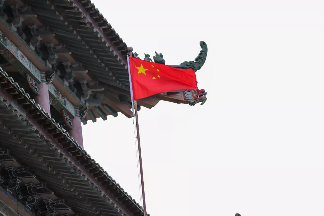 我是114亿的护旗手我们让国旗飘扬在青山绿水中