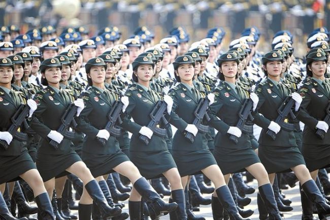 閱兵式上的駐陝官兵女兵方隊c位來自陝西