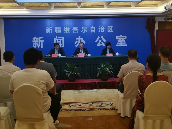 新疆新闻办对外联络处处长李洁主持,新疆司法厅厅长艾尼瓦尔·斯依提