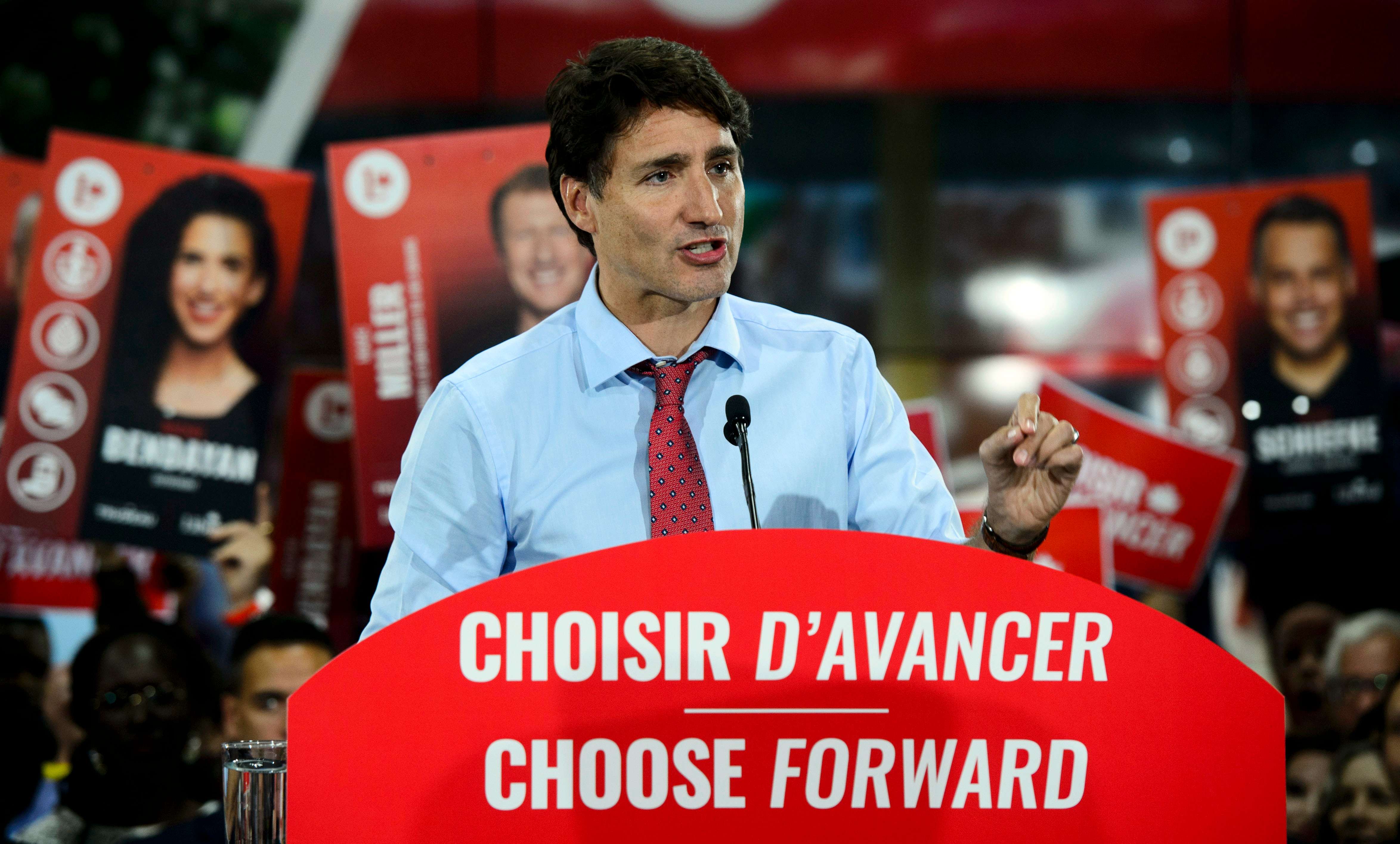 加拿大总理特鲁多出席竞选活动与民众亲切交流