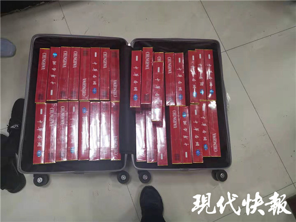 两男子偷了70条中华烟遇查拔腿就跑