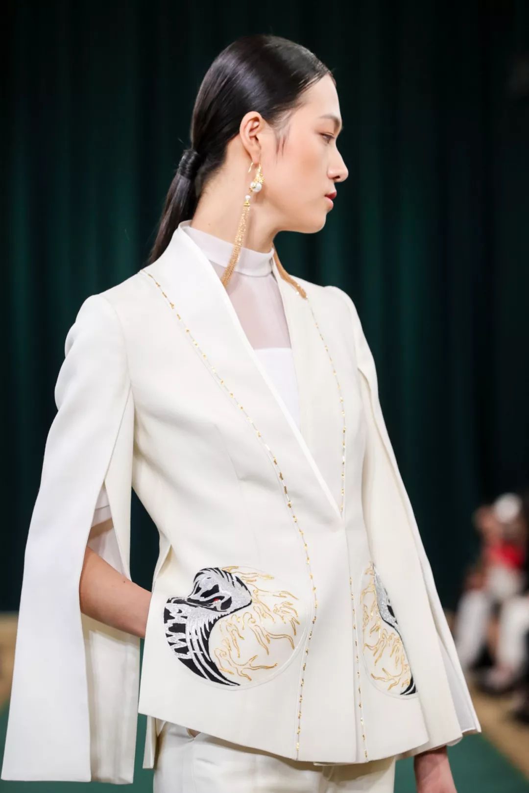 盖娅传说·熊英2020ss巴黎时装周成衣秀__凤凰网