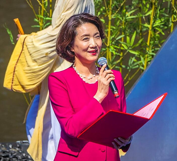 56岁央视主持人李修平近照面部松弛皱纹明显气质仍高雅出众