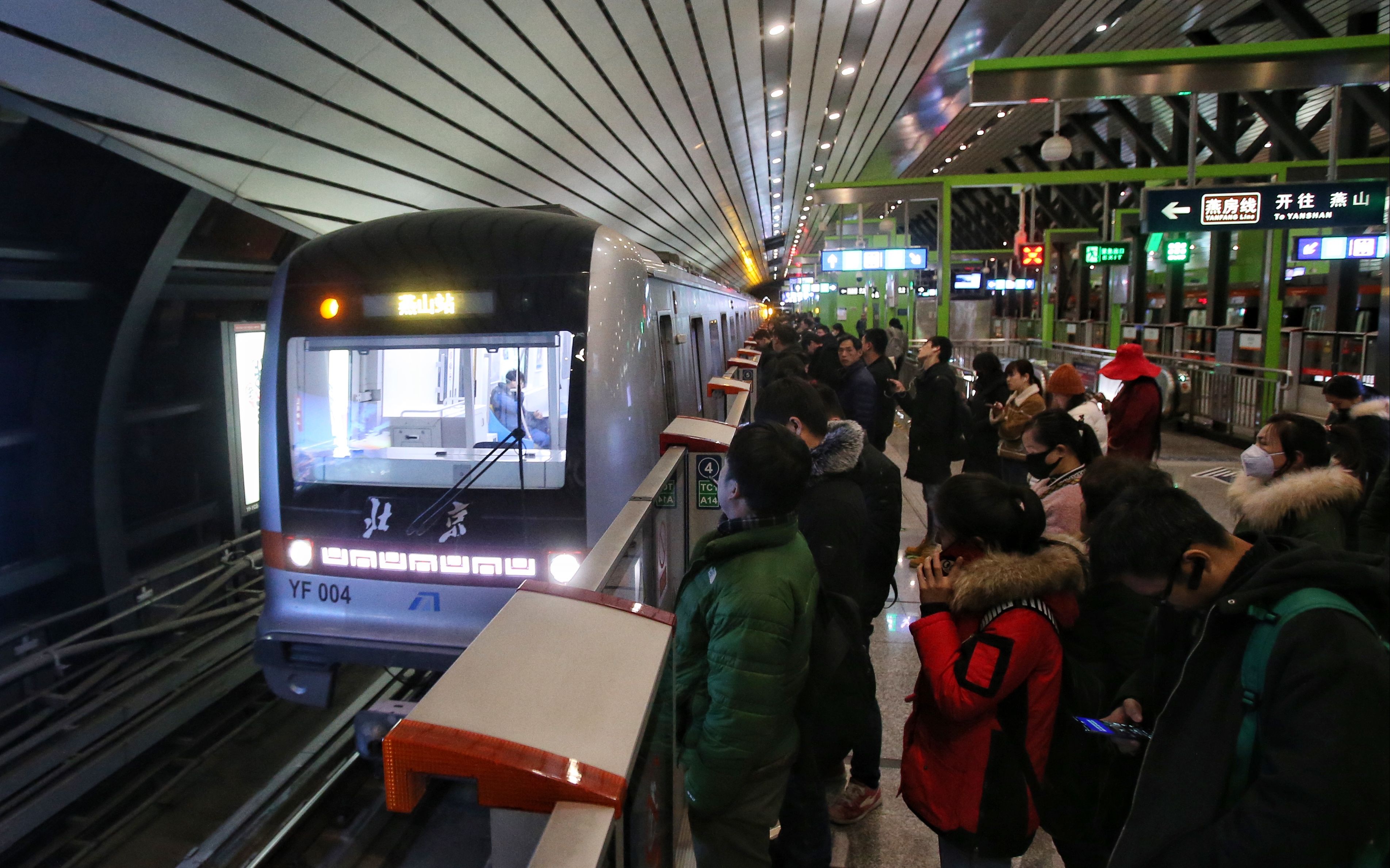 地铁燕房线今起全自动运行驾驶室内无司机