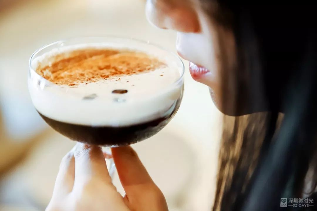 一个人喝点小酒微醺的感觉,酒精带来的轻微眩晕感,让整个世界美好得像