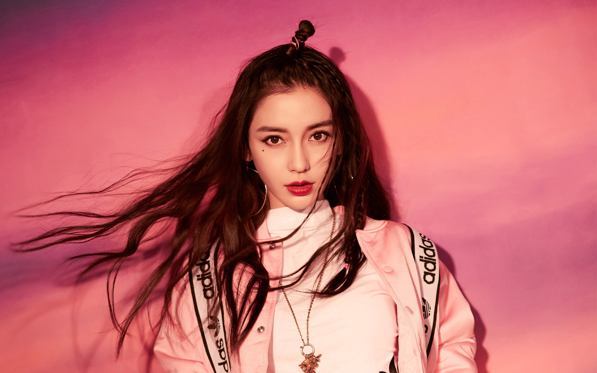 杨颖咖位再度飙升与贝克汉姆合拍写真进军国际