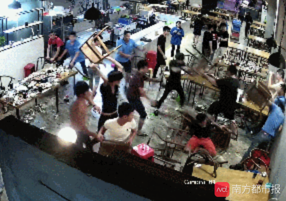 珠海金湾一烧烤店发生斗殴:因吃夜宵讲话太大声,惹恼另外一桌人
