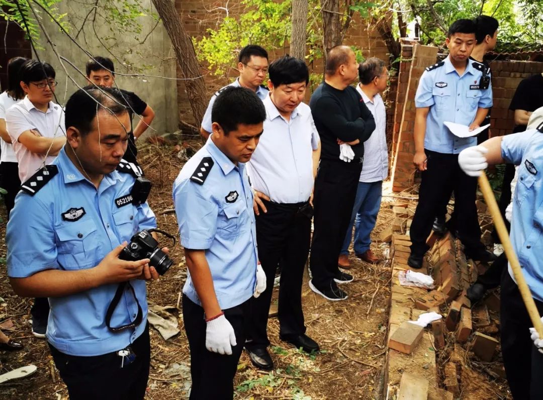 办案民警在工作2007年7月10日,饶阳县公安局接到大迁民村一村民报警