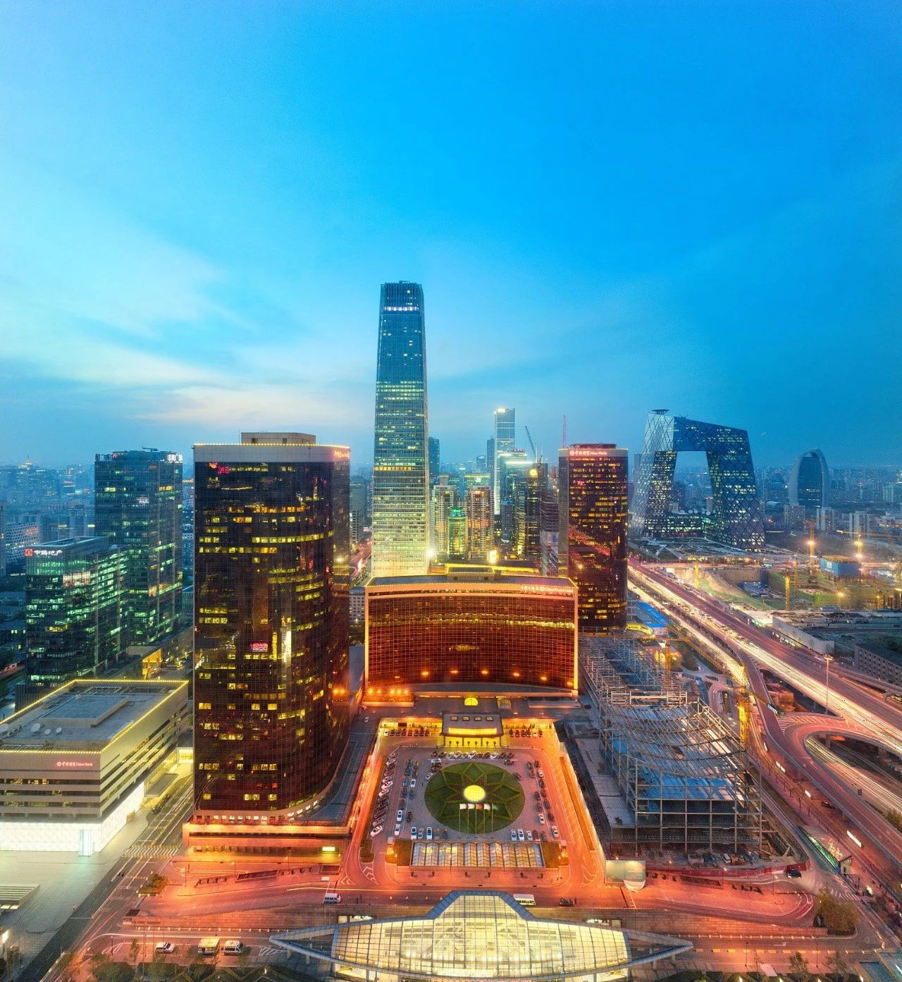 诸如纽约的帝国大厦,香港的环球贸易广场, 北京的国贸大厦,广州的东西