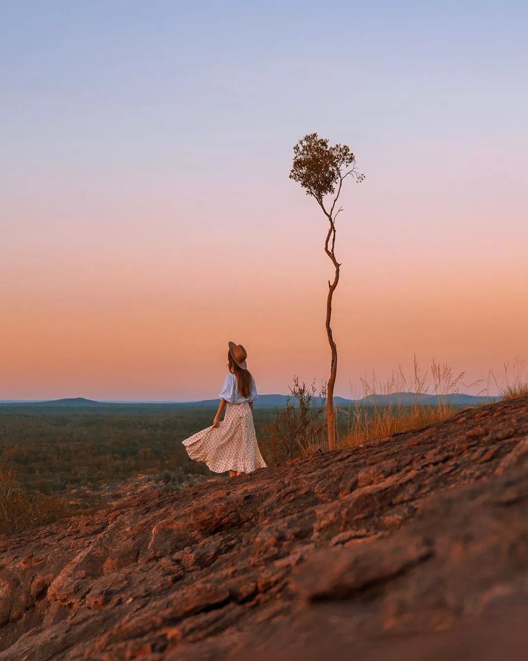 90后美女从不露脸却靠背影照爆红网络狂吸130万粉颜值不够背影来凑