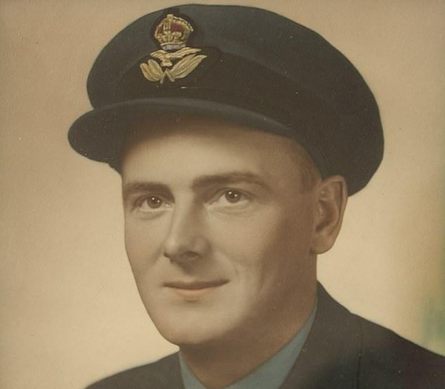 为纪念不列颠空战79周年,英国97岁二战老兵重上天空