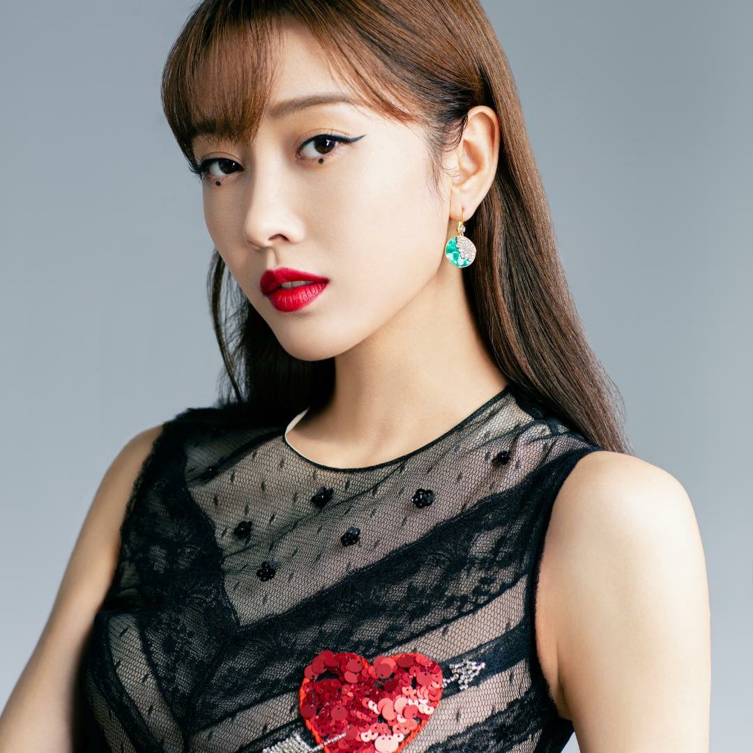 宣璐登某杂志猫系墨滴眼妆摩登甜酷十足