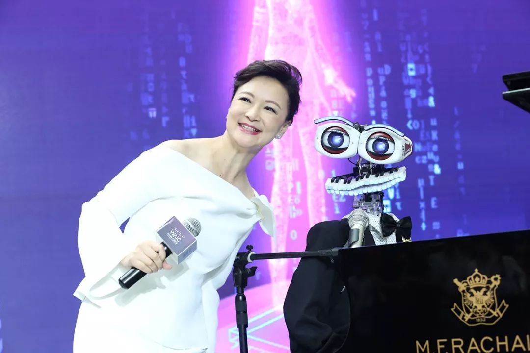 AI科技嘉年华登陆2019世界人工智能大会,这些表演让观众来不及鼓掌__凤凰网