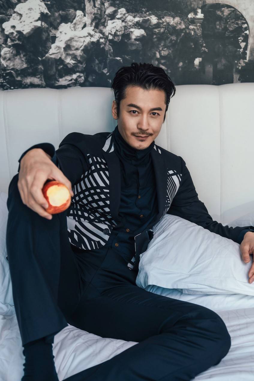 王东西装look现身秀场 儒雅硬朗气场全开__凤凰网