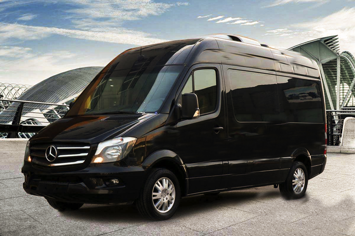 在外观方面它沿用斯宾特原有造型,车头正前方那硕大的奔驰标志,整车的