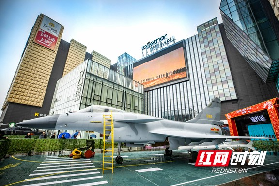 长沙市雨花区国防教育军事展在长沙保利mall举行