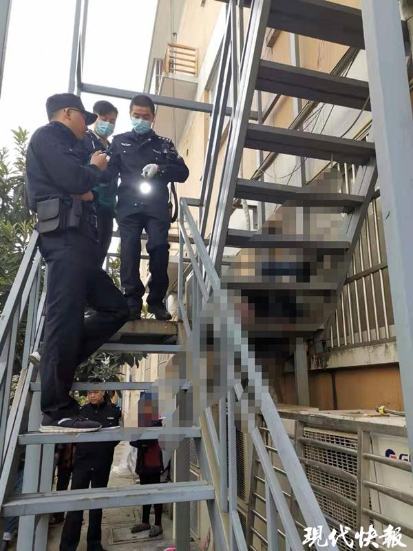 连续上网超2天2夜泰州一小伙网吧外猝死