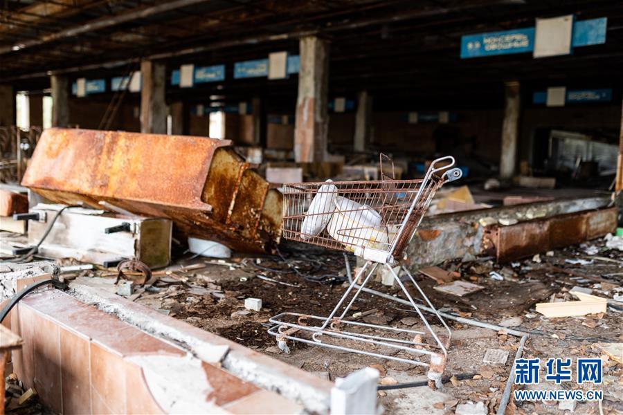 日在乌克兰北部切尔诺贝利核电站附近的普里皮亚季城拍摄的废弃的超市