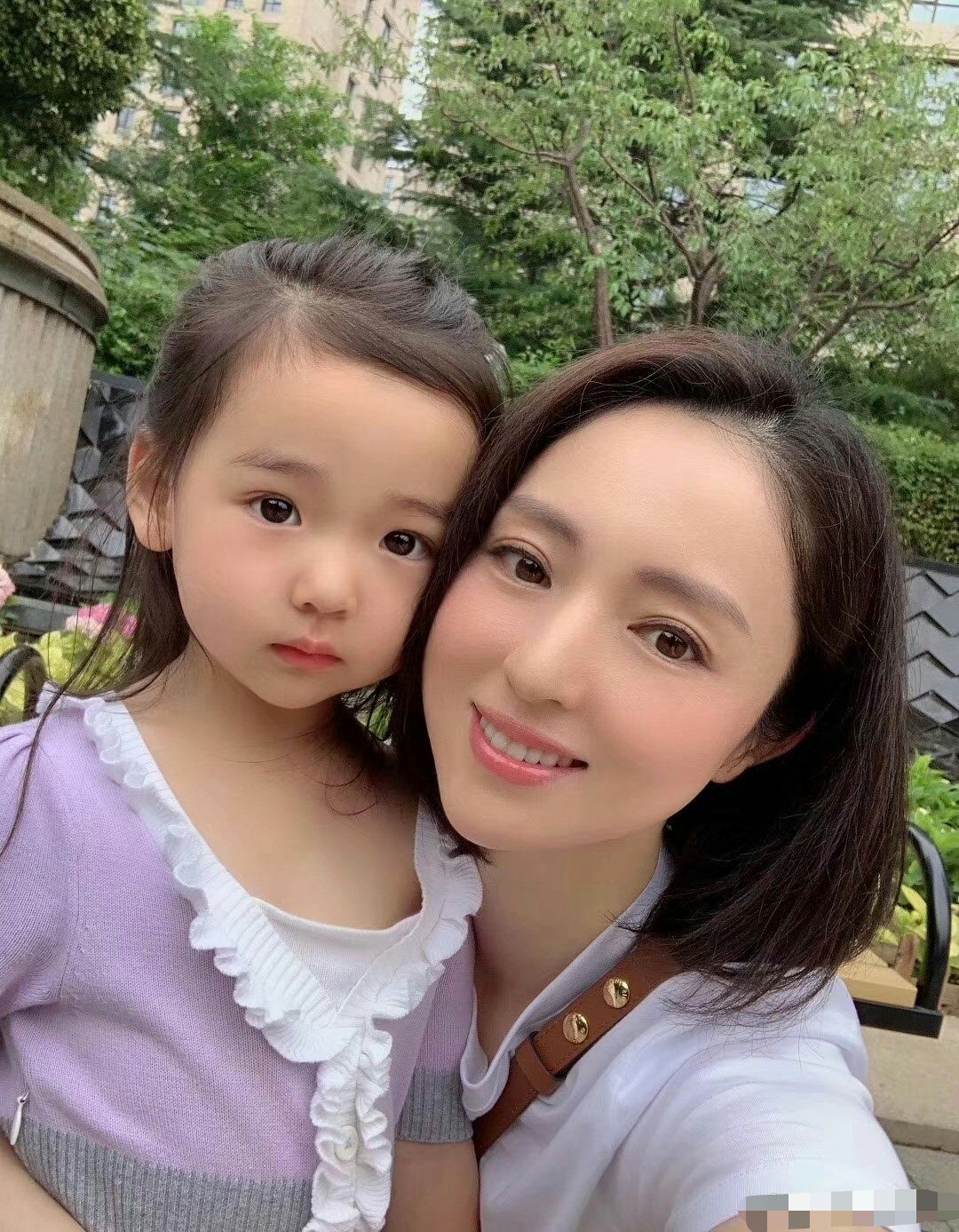 董璇带3岁女儿登台走秀,竟被说长的像戚薇