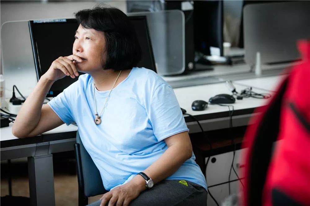 从06年开始,纪录片《零零后》摄制组,在李跃儿芭学园跟踪拍摄了十几