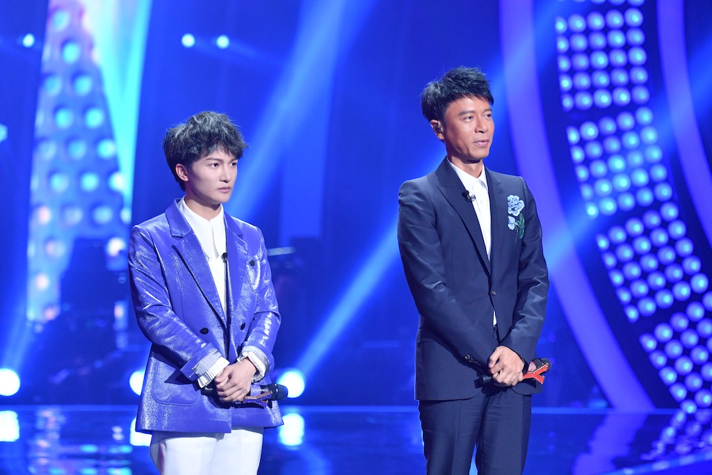 李克勤搭档周深动人演绎那片海稳定唱功获现场好评
