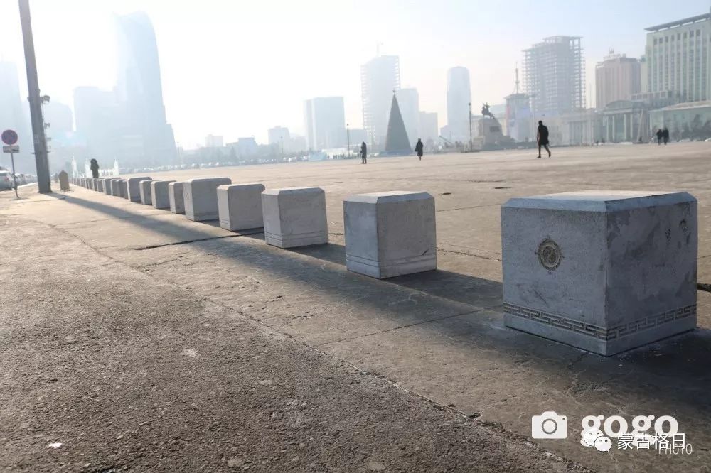 蒙古国首都广场上新安放的石头隔离墩有点意思