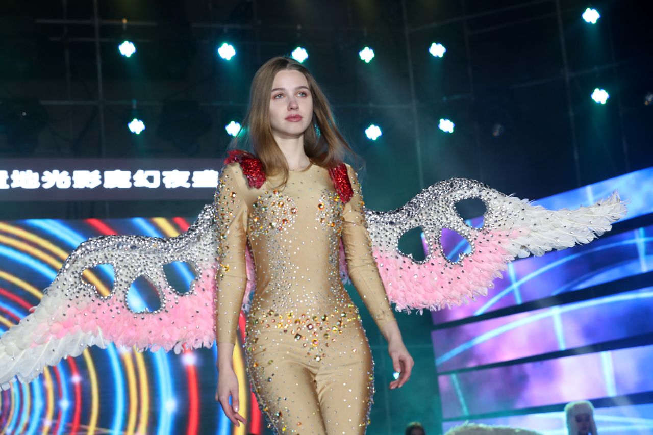 中外维密模特走秀空降襄阳 光影魔幻夜震撼金南漳