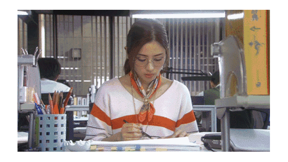 前些年,"校阅女孩"里面的石原里美就把丝巾从头到脚,使用得明明白白的