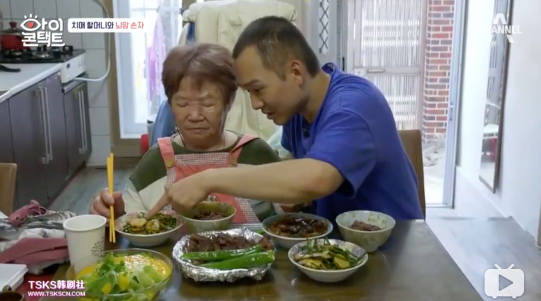 他会和奶奶,好好吃每一顿饭.