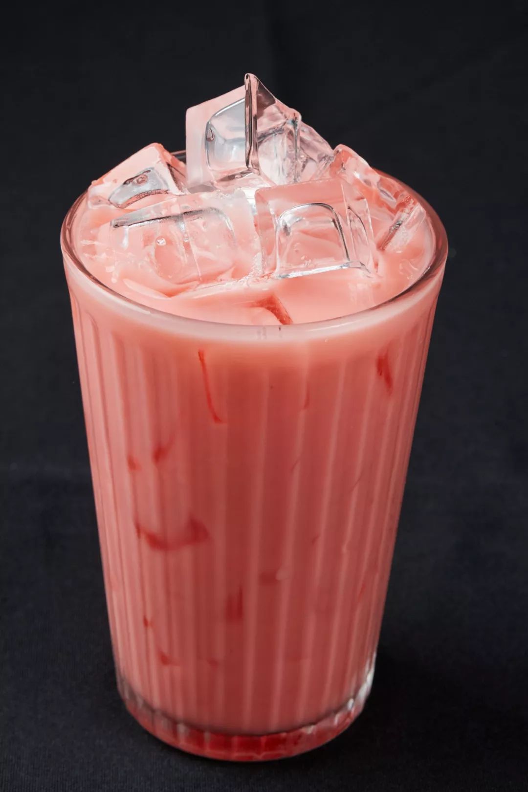 妖艳玫瑰粉红奶茶