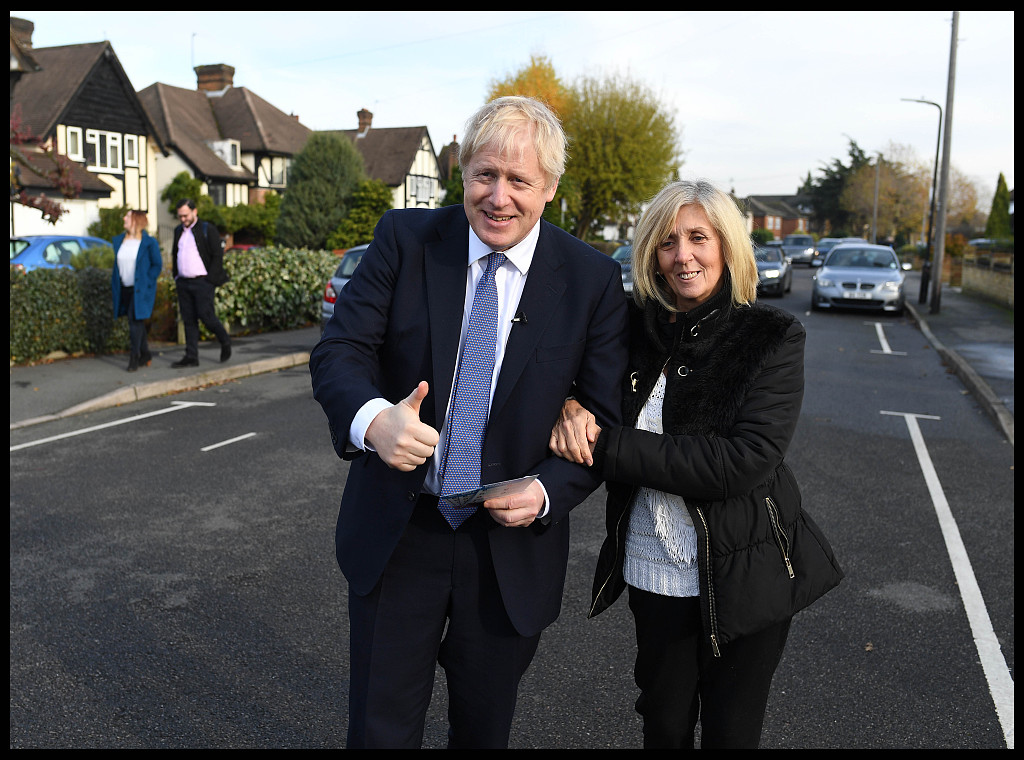 當地時間2019年11月17日,英國阿克斯布里奇,英國首相約翰遜在競選活動