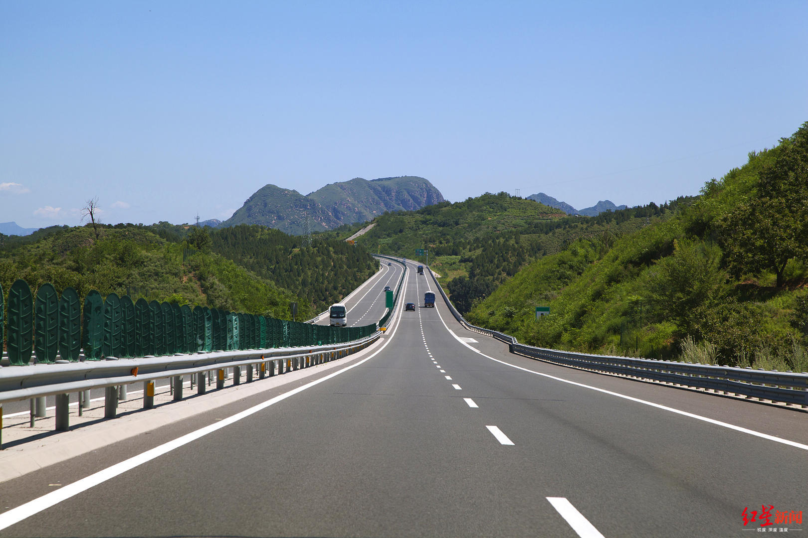 乐山一国道沐川段部分路段山体滑坡,断道排危1个月__凤凰网
