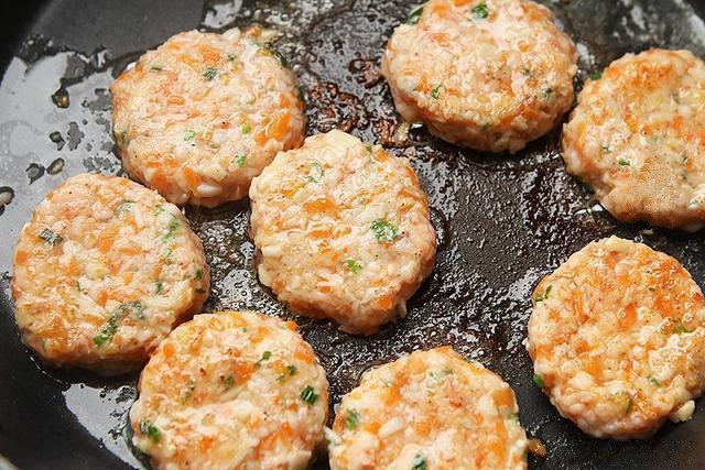 沸腾吧香煎虾饼,分分钟让你皮脆肉弹香味十足哦!