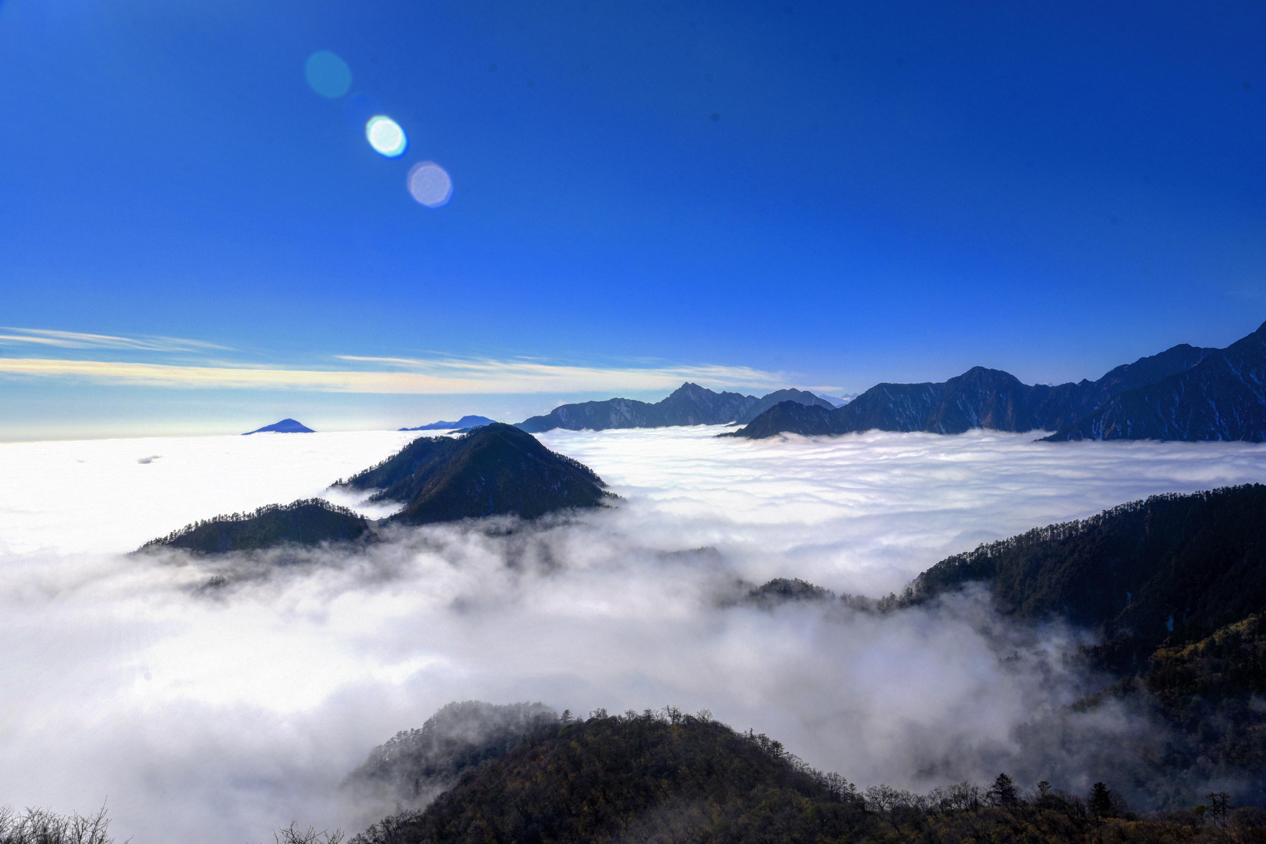 山腰漫天飞雪山顶却艳阳高照成都第一峰长这样