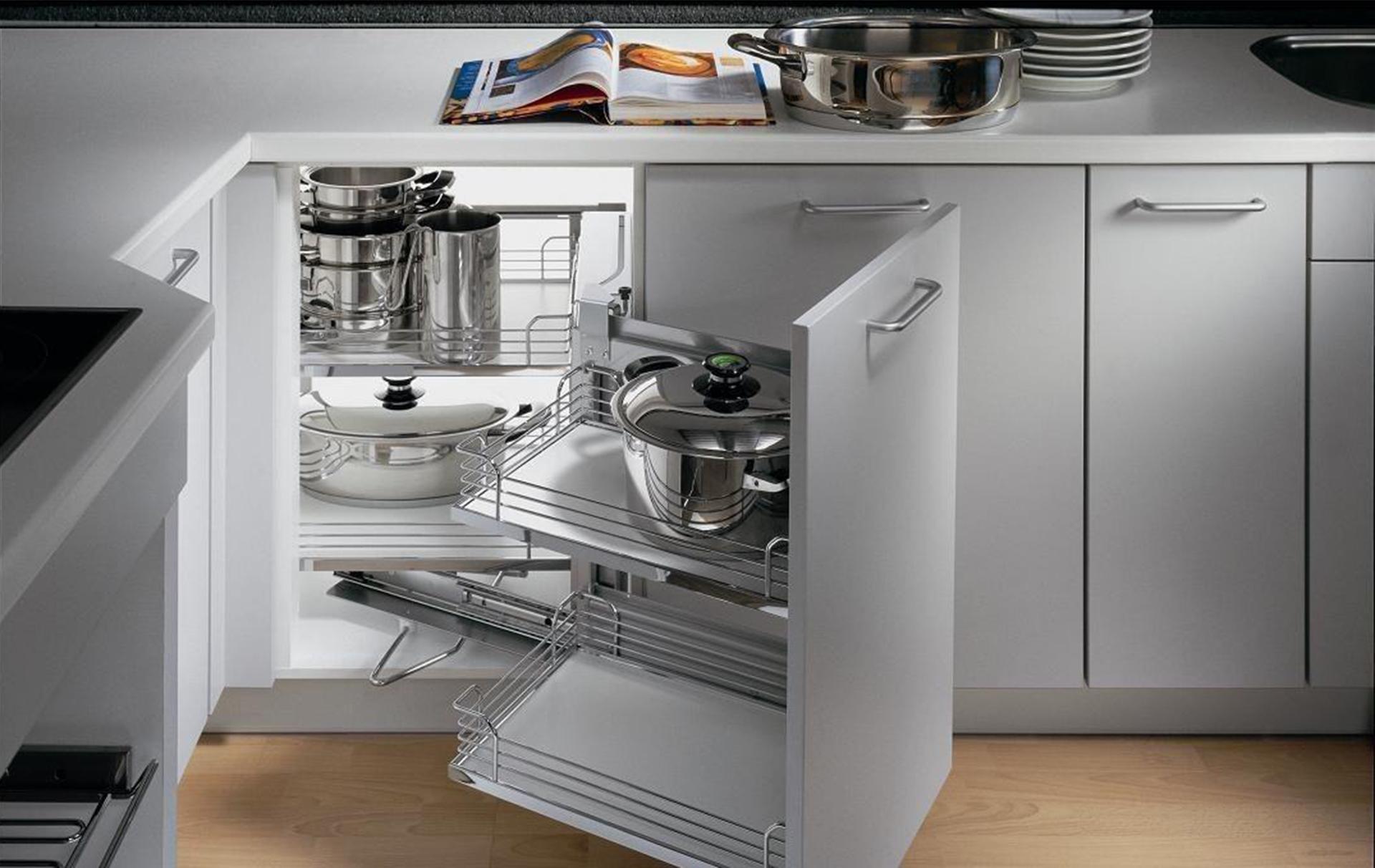 拉篮这种东西,很适合用来放置餐具,平常把碗筷放置在内,能够节省不少