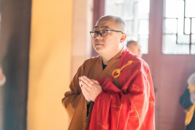 寺院中年纪大的师父比年纪小的师父更有权威不一定哦理由如下