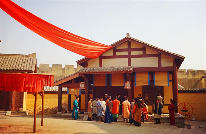 一早跟着带着剧组通行证的车去了汉街,说是只有剧组能去拍戏的地方