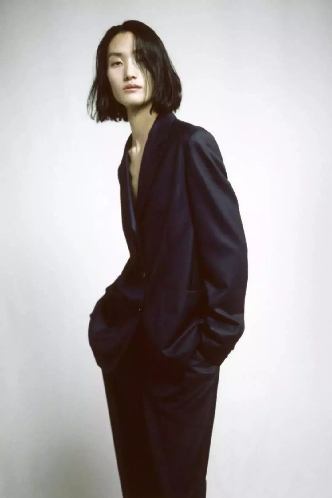 攻气十足的五官,随意往镜头前一站,没有任何表情和pose,就是一张大片.