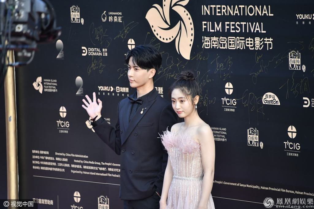于朦胧亮相海南电影节开幕 双排扣西装似王子与邢菲郎才女貌