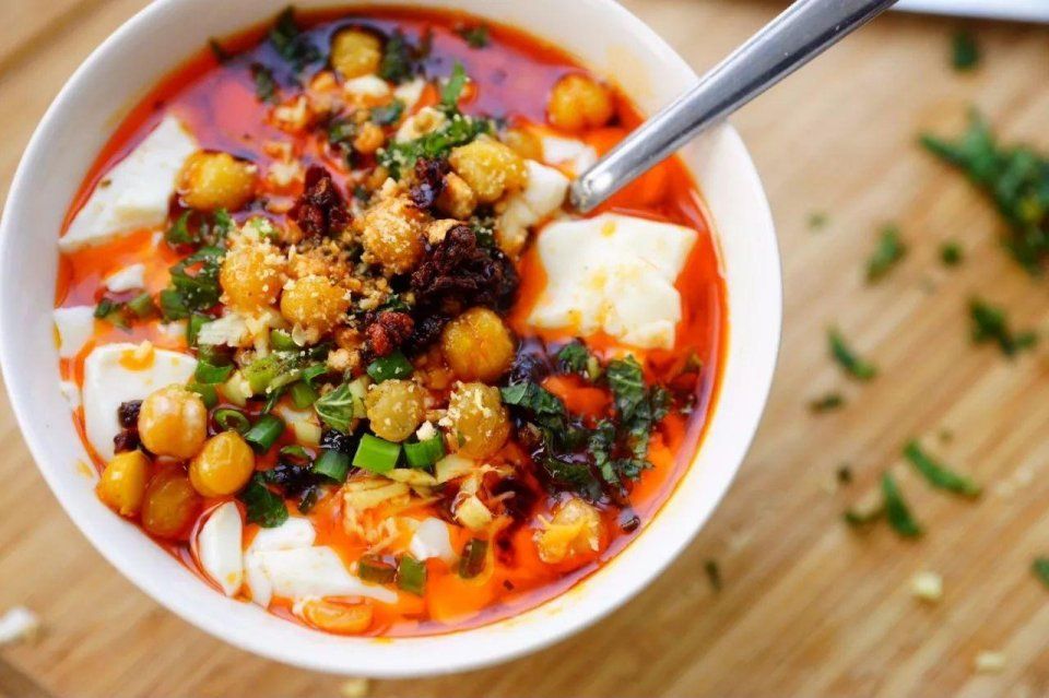 手残党福利,简单一步就能做出好吃的酸辣豆花!方法超简单__凤凰网