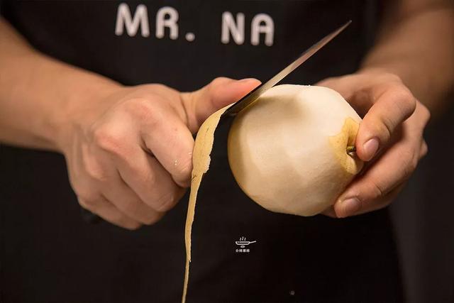 秋梨削皮,尽量不削断,削好皮将秋梨切成小块,皮留着备用.