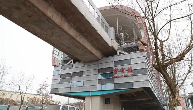 12月28日,市民在贵阳轨道交通1号线窦官站外准备乘车.