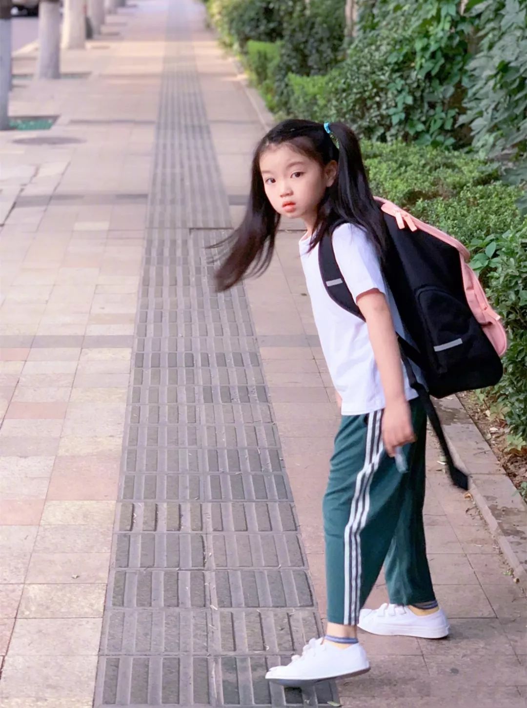 萌娃阿拉蕾开学双马尾白t恤造型简约私下甜美范儿俨然小女神