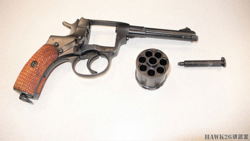 由于弹巢中央还有一个配有弹簧的管形零件,所以取出弹巢时,可能需要