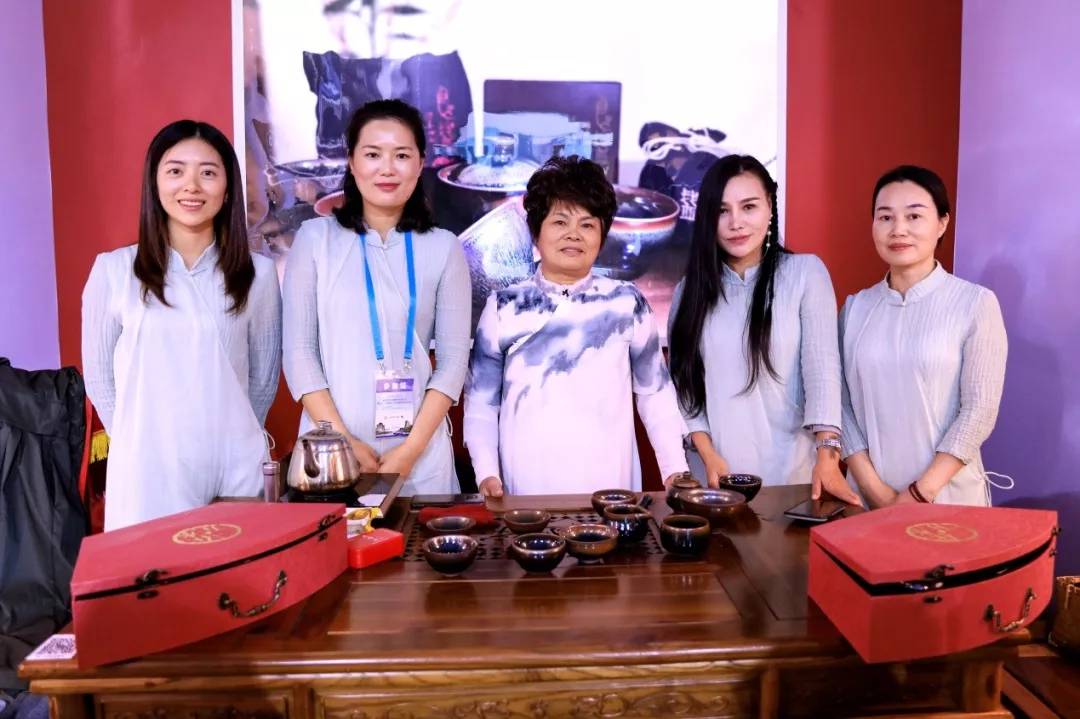 而在建盏女匠人眼里,建盏同样有着这样一种温婉之美,她们用女性独特的