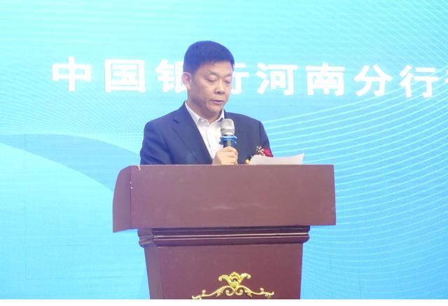 商城县副县长张玉梅向与会旅游企业推介商城旅游
