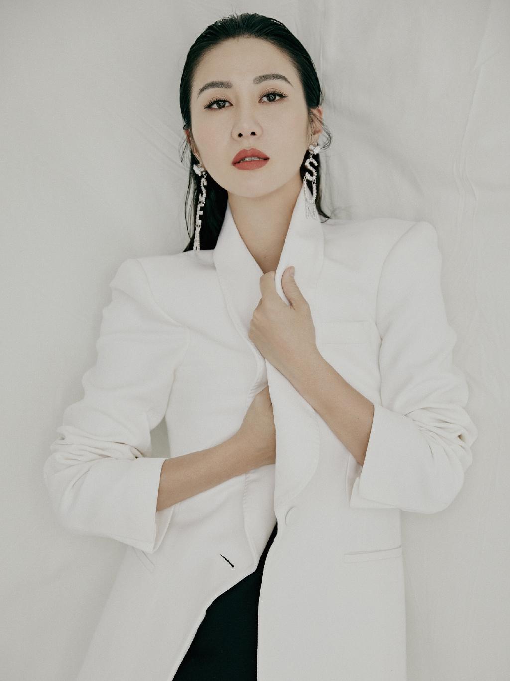 精致有气质的叶璇,选择黑白系穿搭,展示出了高贵女人的魅力__凤凰网